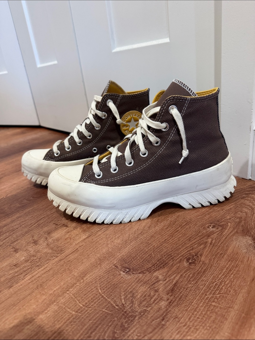 Converse Chuck Taylor All Star Lugged 2.0 Platform  - Earthy Brown size 8